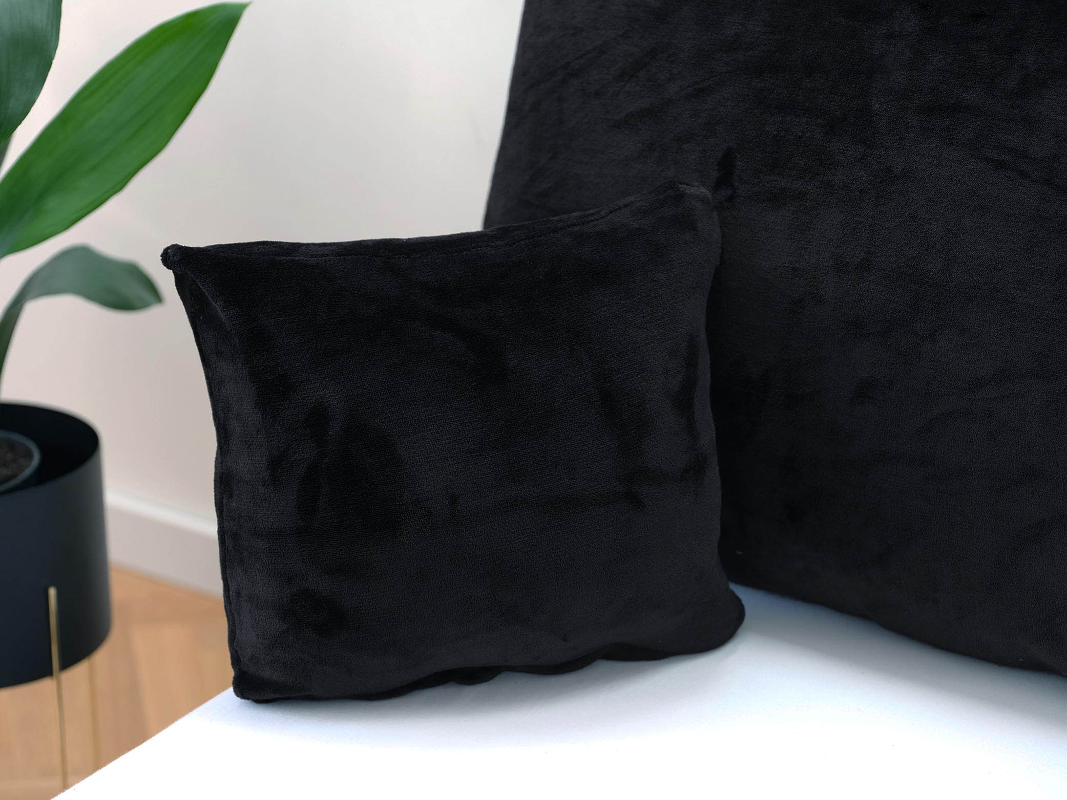 Obliečka na vankúšik mikroplyš 40 × 40 cm Laura čierna MKLozkoviny sk Obliečka na vankúšik mikroplyš 40 × 40 cm Laura čierna MKLozkoviny sk