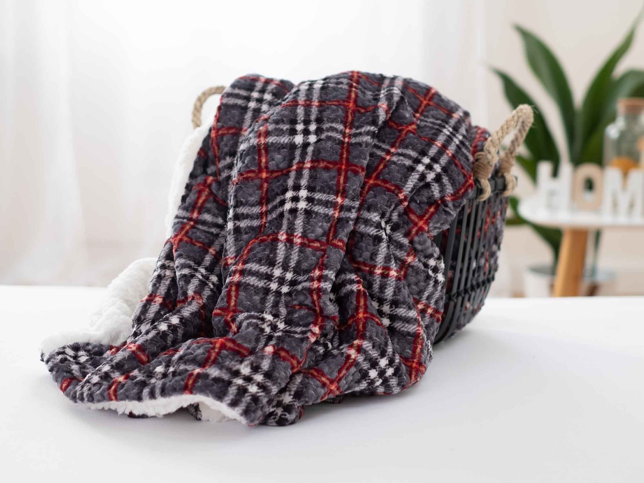 Luxusní beránková deka mikroplyš 200 × 220 cm – Káro červené